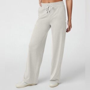 Vuori Women's Halo Essential Wideleg Pants in size XS short